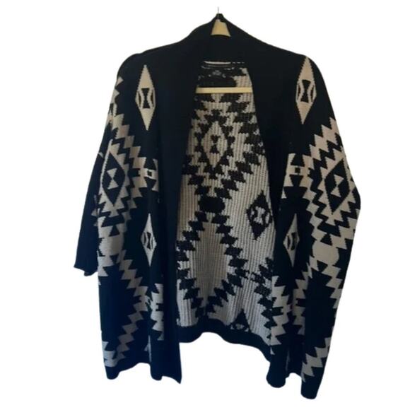 Womens BCBGMaxazria 3/4" Sleeve Aztec Chunky Knit Cardigan. Size S/M - Picture 1 of 7